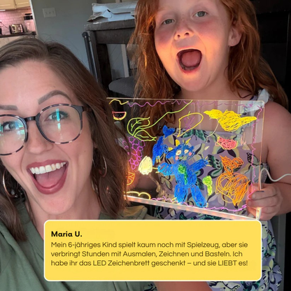 Mutter und Tochter präsentieren begeistert buntes LED Zeichenbrett Kunstwerk - Kundenbewertung Maria U.