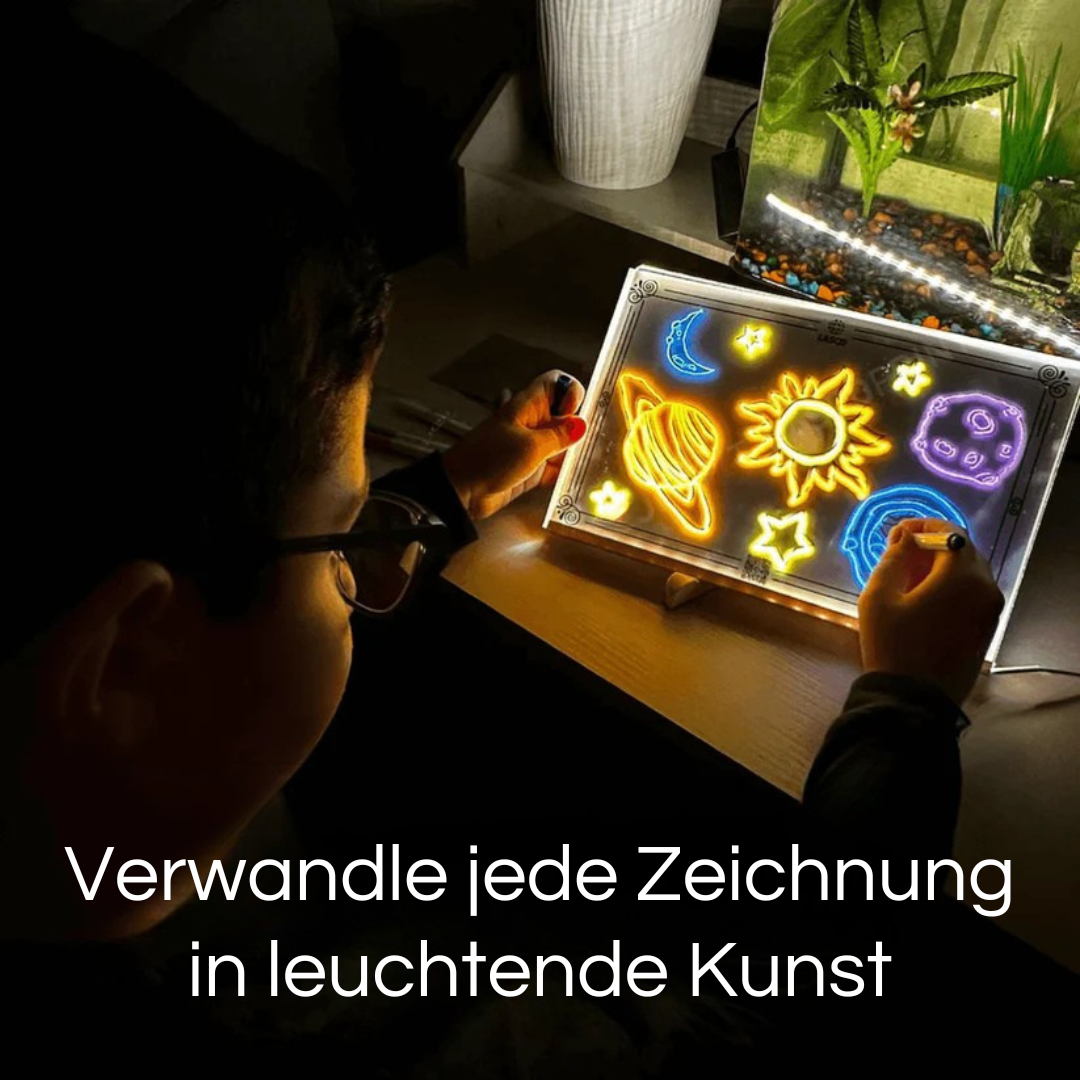 Kind malt leuchtende Weltraum-Symbole auf LED Zeichenbrett - Sonne Mond Sterne Rakete in bunten Farben