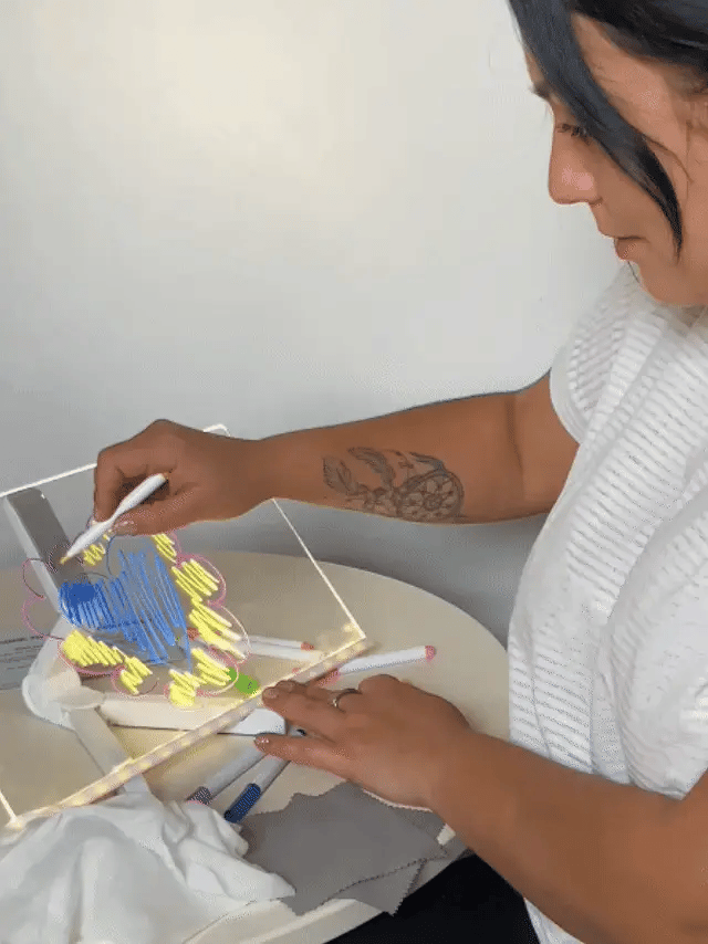 Frau wischt LED Zeichenbrett mit Tuch ab - Zeichnung verschwindet sekundenschnell wiederverwendbar